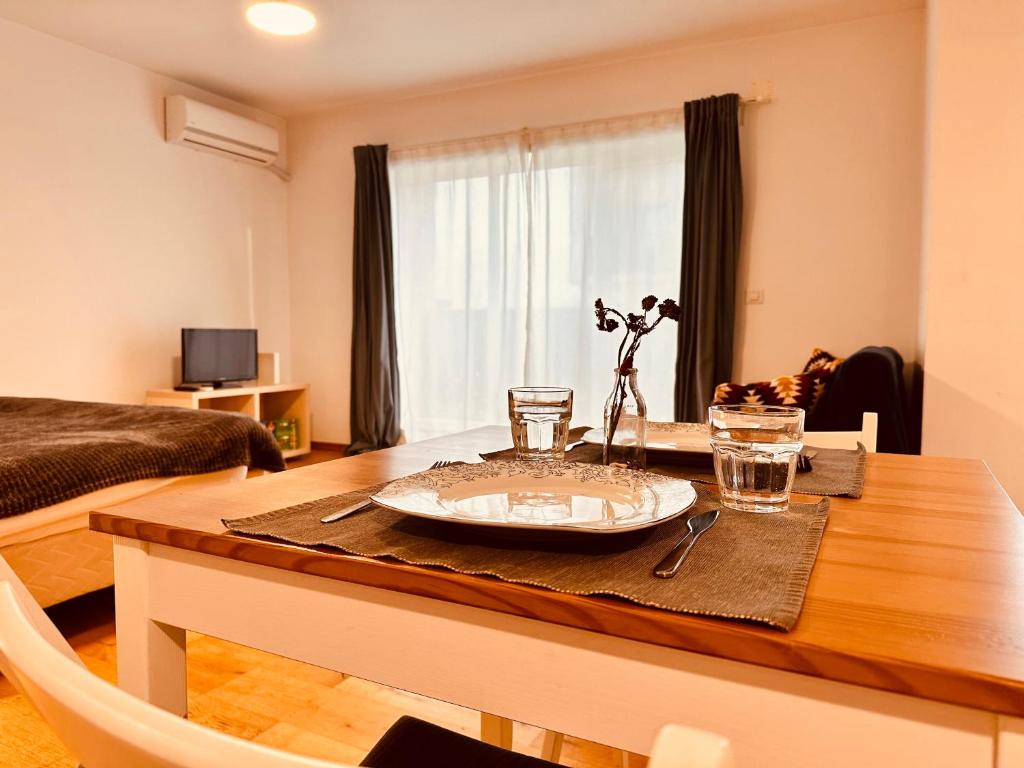 een woonkamer met een tafel met een bord erop bij Dreams Studio in Otopeni