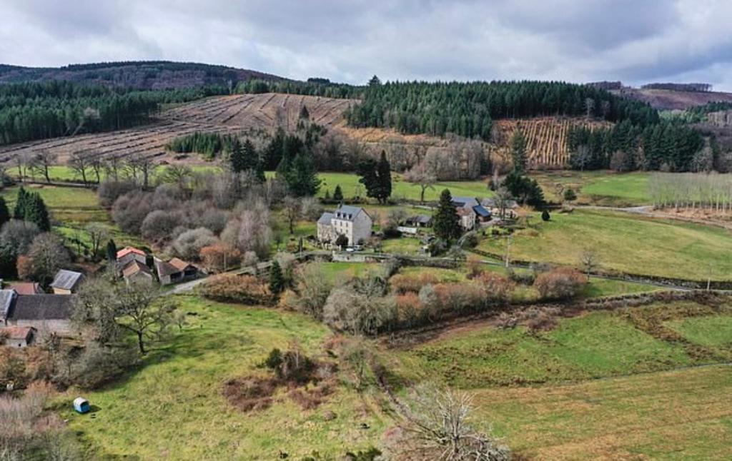 een luchtbeeld van een boerderij in een veld bij Chez Jallot in Vidaillat