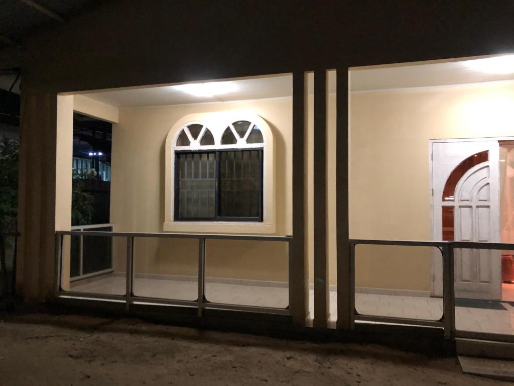 een raam met uitzicht op een gebouw bij Room in Guest room - Logerthine Cambridge Suriname in Paramaribo