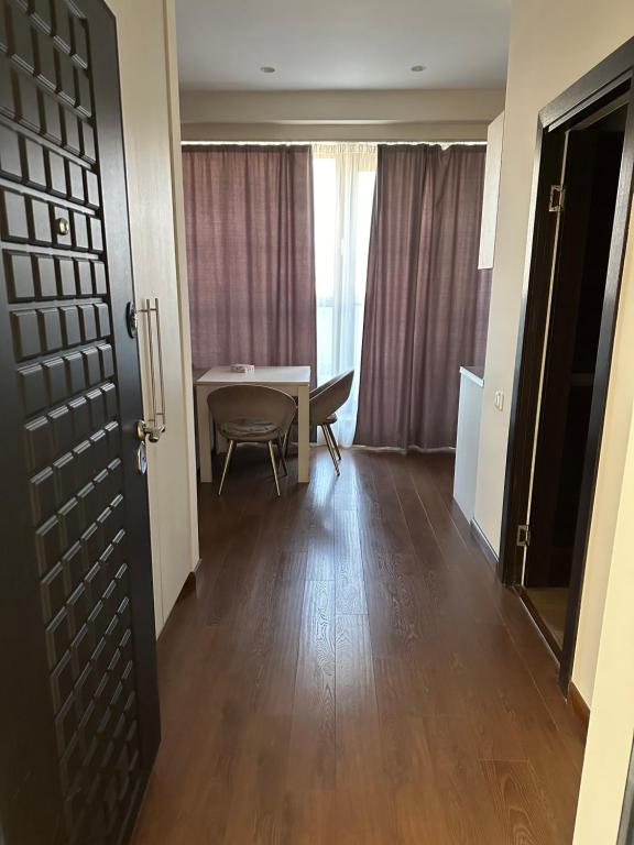 تصویر اتاق‌های Wonderful apartment in Republic square, city center - تصویر ۲
