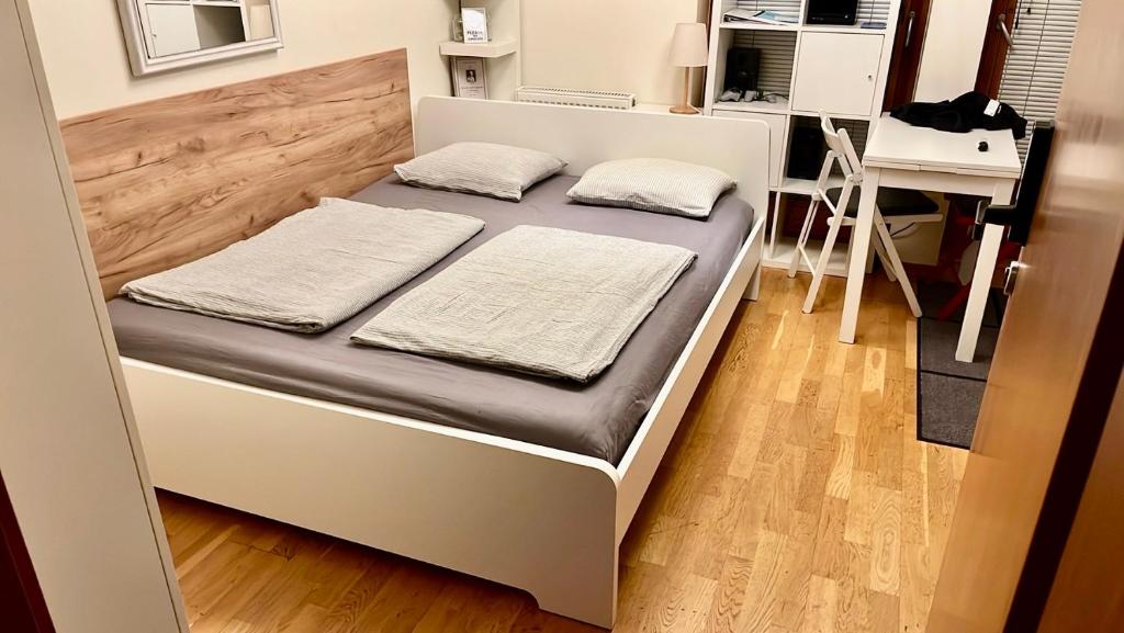 łóżko z 2 poduszkami w pokoju w obiekcie Mini Studio w mieście Čakovec