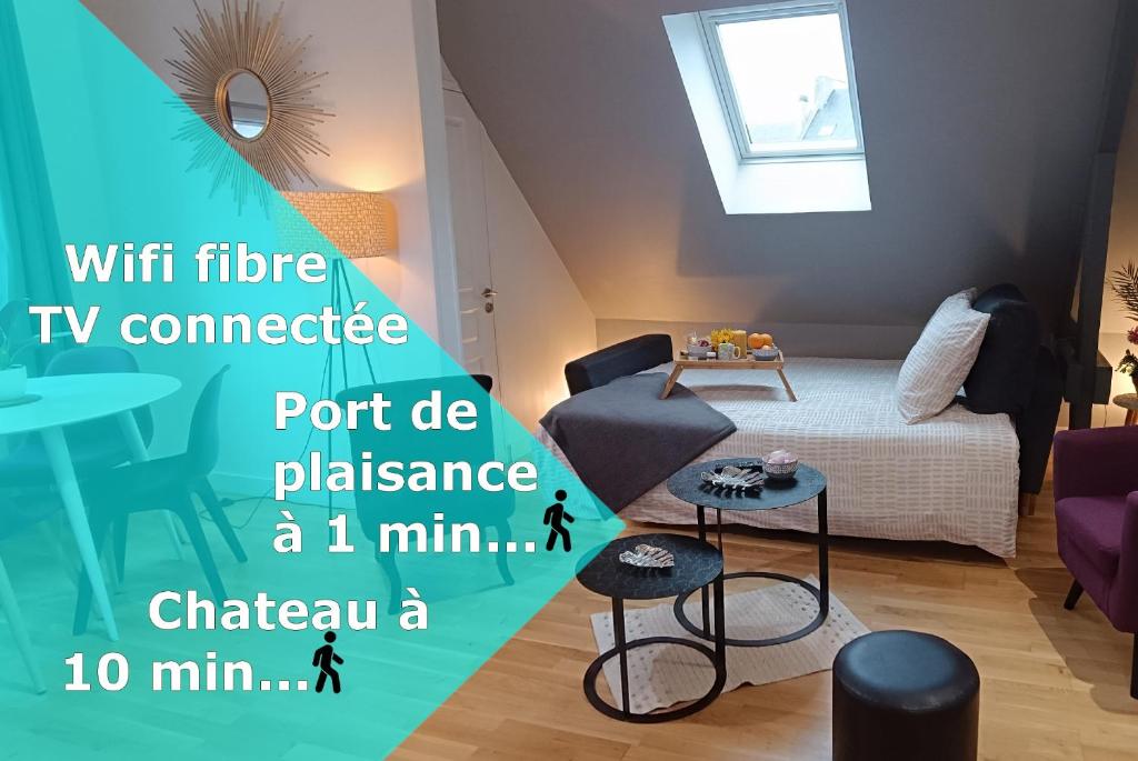 a small room with a bed and a table at Appartement F2 idéalement situé in Caen