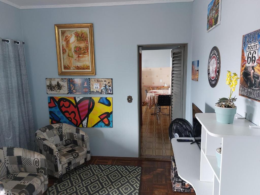 uma sala de estar com duas cadeiras e uma mesa em Ecohouse - Próx da Av Brasil em Franca