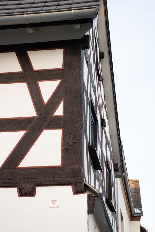 a window on the side of a building at Fachwerk Ferienhaus Elz in Elz