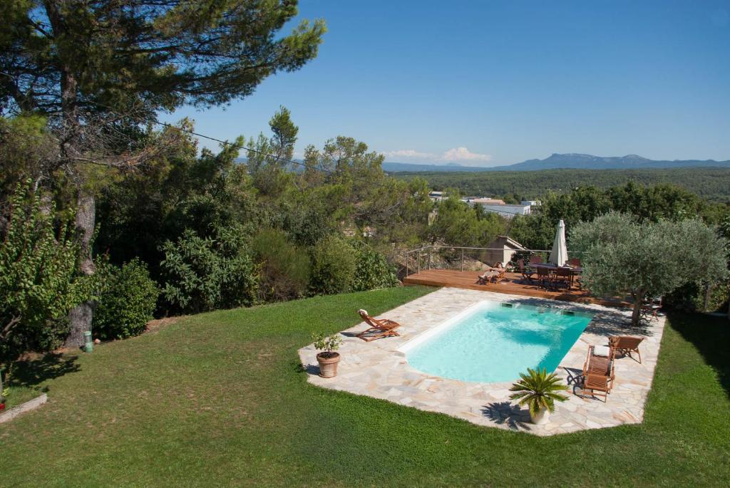 une image d'une piscine dans une cour dans l'établissement Amazing view ! Great house to gather with friends in Provence, à Gréasque