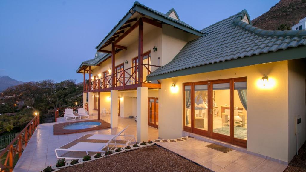 una vista exterior de una casa con patio en Le Gaulois Luxury Apartments, sleeps 2, Sea Views, en Ciudad del Cabo