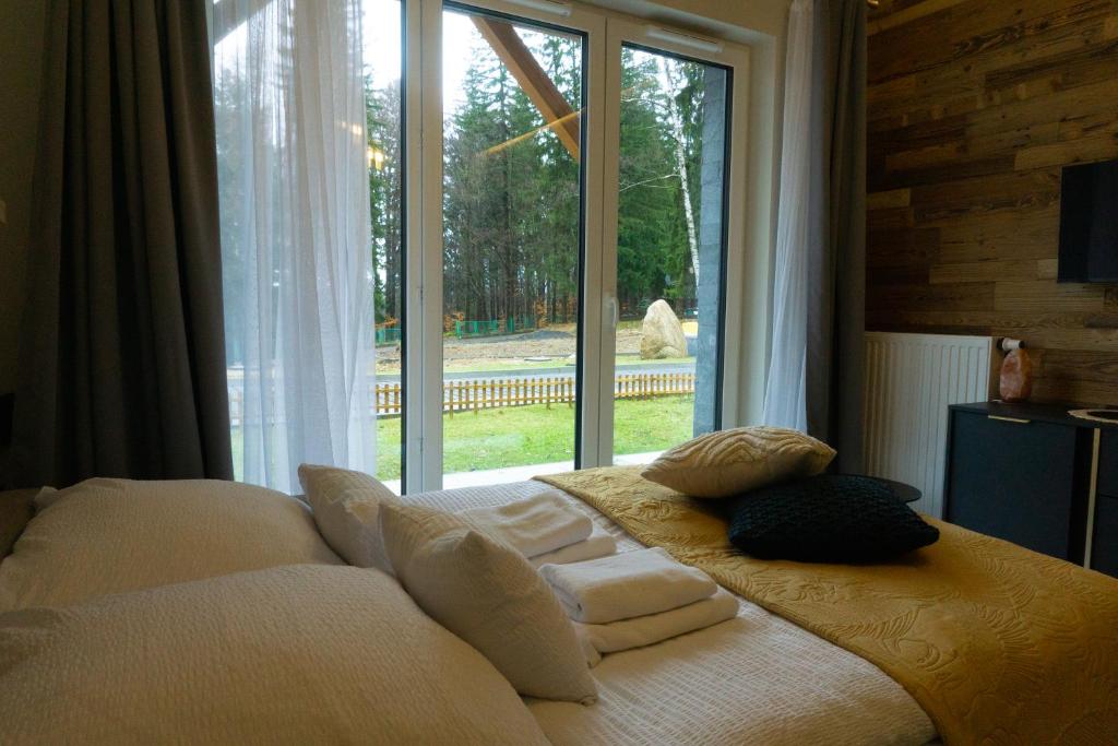Tempat tidur dalam kamar di Widok na las, ski lodge studio