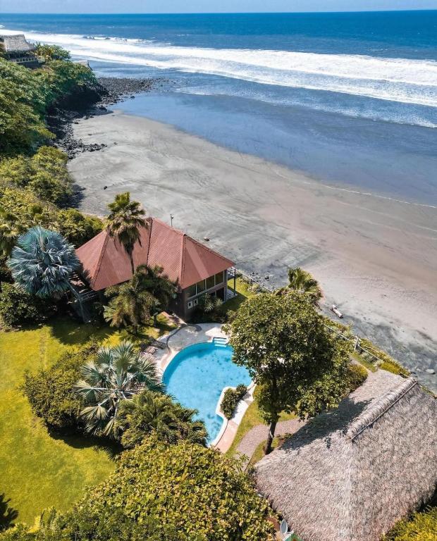 una vista aérea de una casa y de la playa en Punta Mango Surf Resort, en Jucuarán