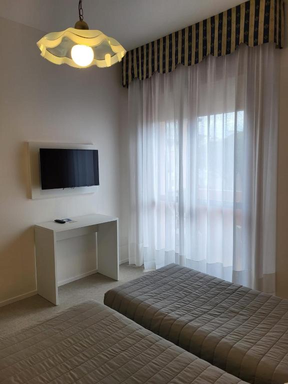 TV a/nebo společenská místnost v ubytování Hotel Piccadilly