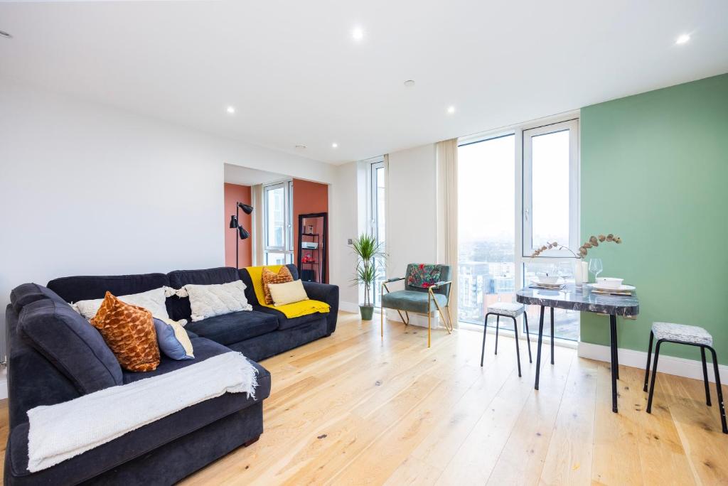 倫敦的住宿－Luxury 1 BR Near Westfield Stratford - 10 Min Walk，客厅配有沙发和桌子