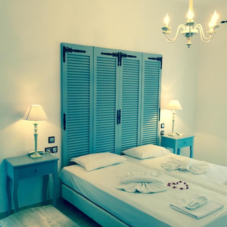 Postel nebo postele na pokoji v ubytování Aphrodite Boutique Hotel