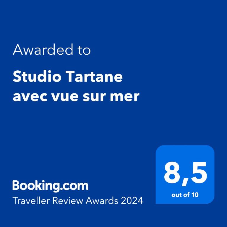 Studio Tartane avec vue sur merに飾ってある許可証、賞状、看板またはその他の書類
