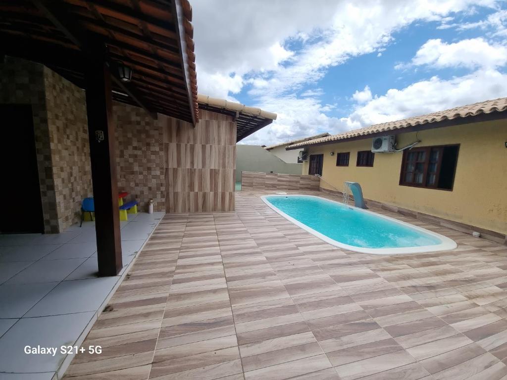 格雷夫森德的住宿－Casa em Gravatá com Piscina 2024，庭院中间的游泳池