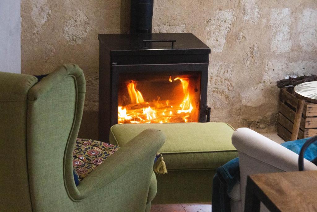 洛爾蒙的住宿－The Hidden Gem Of Bordeaux，客厅设有壁炉、沙发和椅子