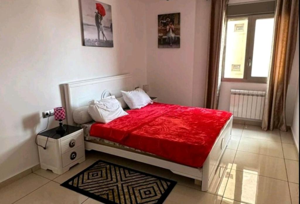 מיטה או מיטות בחדר ב-F4 moderne au centre ville d'oran