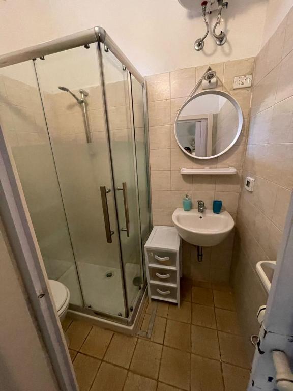 un bagno con doccia e lavandino di “Vistamare” a Torre Rinalda