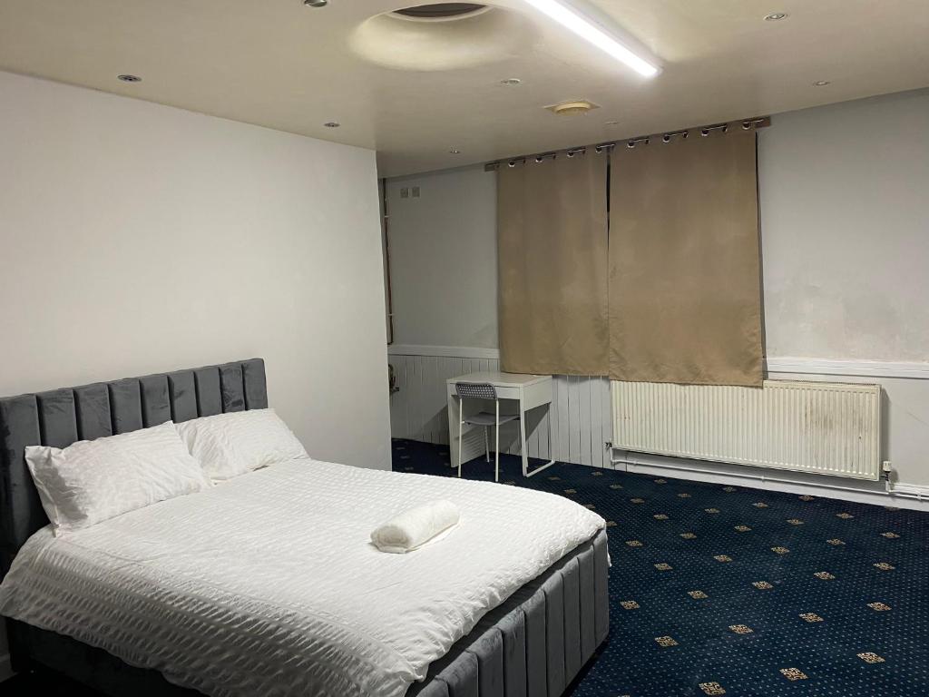 ein Schlafzimmer mit einem Bett in einem Zimmer mit einem Fenster in der Unterkunft Cozy spacious double room rm 8 in Oldham