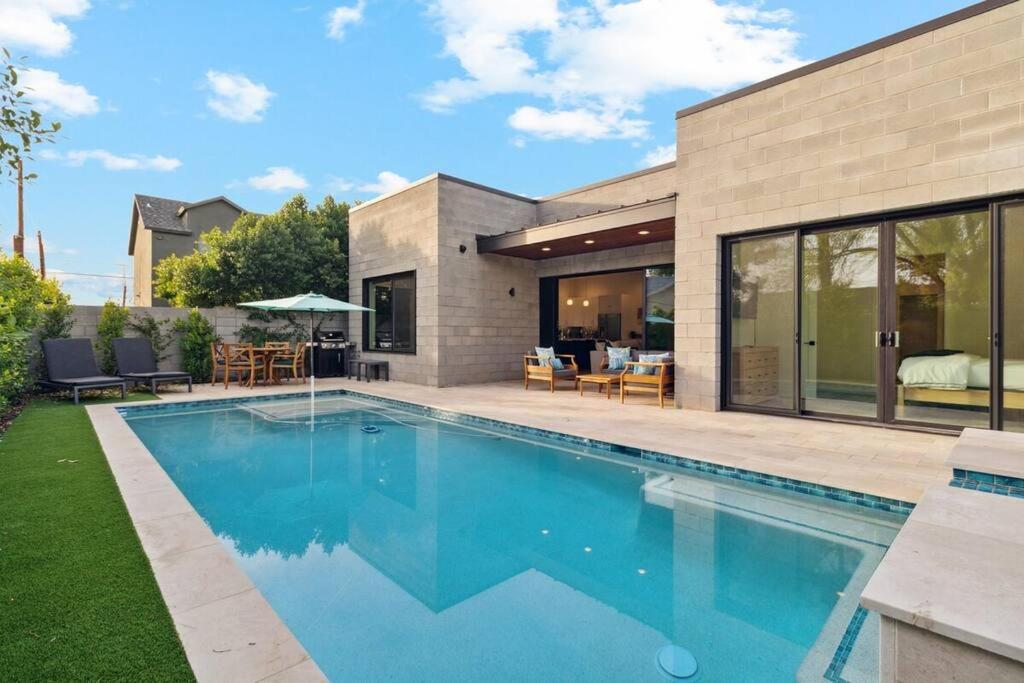 una piscina nel cortile di una casa di Desert Blue Rose with Pool a Phoenix