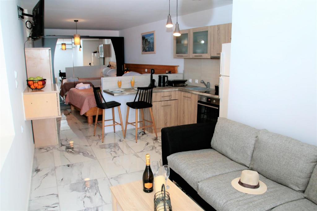 Kuchyň nebo kuchyňský kout v ubytování Ionian Balcony Apartment