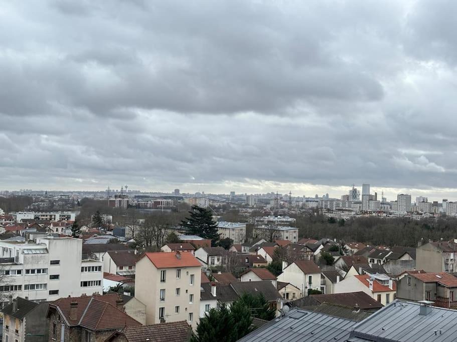 Blick auf eine Stadt mit Häusern und Gebäuden in der Unterkunft Appartement 2 chambre avec une vue magnifique de tout Paris, 10min de stade de France in Épinay-sur-Seine