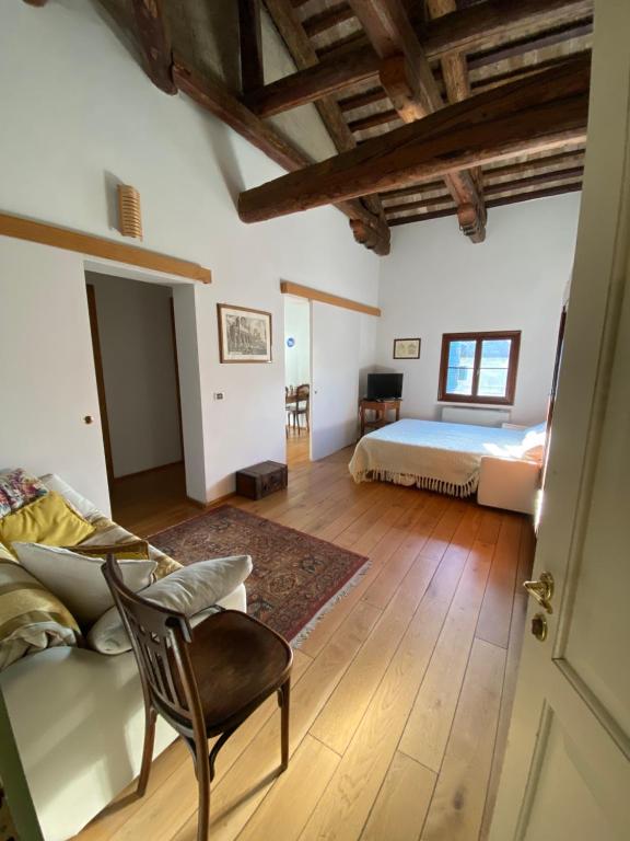 una camera con letto e divano di Agriturismo Barchessa a Este