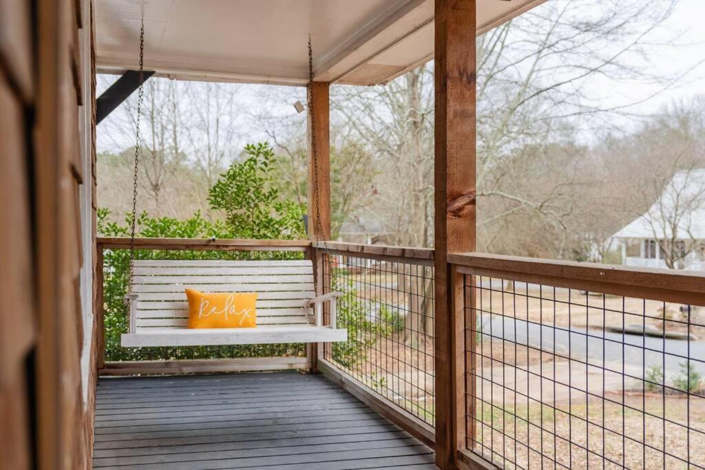 una veranda con panchina e cuscino arancione di Pet Friendly Home with Hot tub and Swimming Pool , Atlanta Suburb a Kennesaw