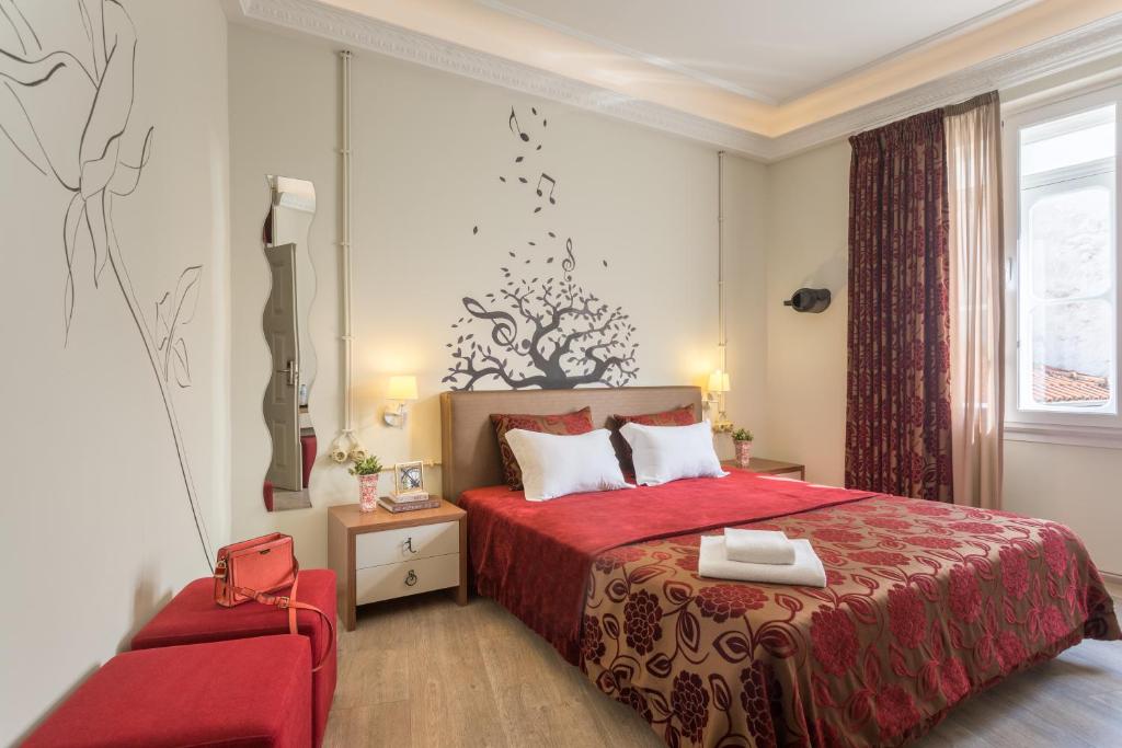 Cama ou camas em um quarto em Serenata Hotel & Hostel Coimbra
