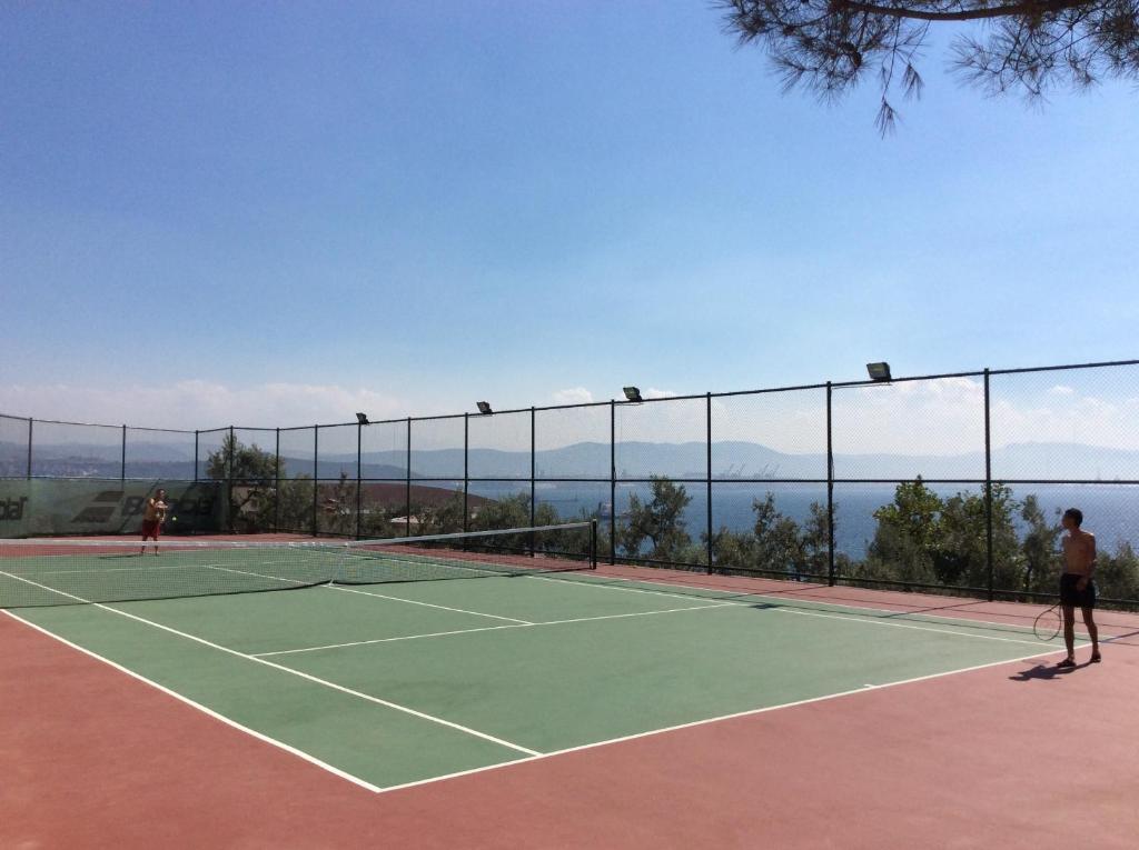 Tenis a/nebo squash v ubytování Atamer Doga Resort nebo okolí