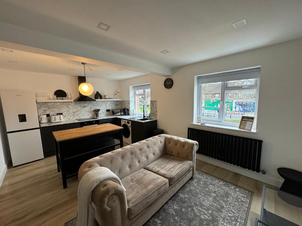 a living room with a couch and a kitchen at Lux 1 Bed Flat - Free Parking in Oxford