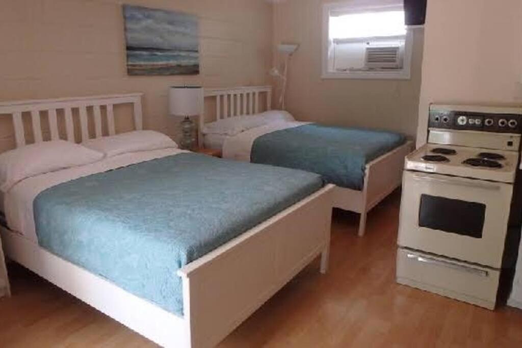 Krevet ili kreveti u jedinici u okviru objekta Sunset Cabin 1 a 5 min walk to beach!