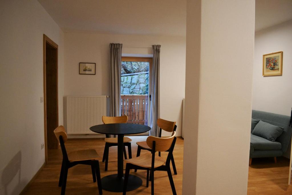 uma sala de jantar com uma mesa e cadeiras num quarto em Gasthof Faust em Vols am Schlern