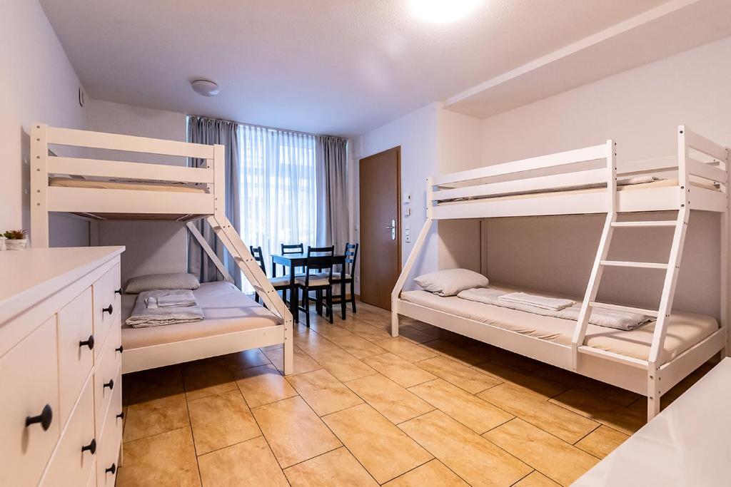 2 Etagenbetten in einem Zimmer mit Küche in der Unterkunft Apartment Dresden EG Links in Dresden