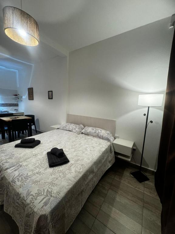 a bedroom with a bed with two black towels on it at Lofturbano in Mendoza