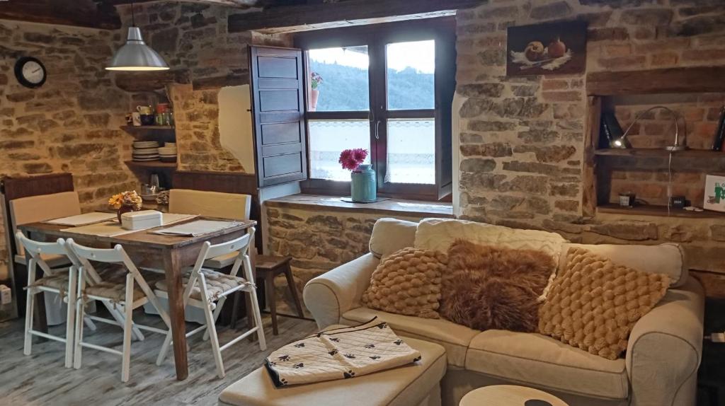 een woonkamer met een bank en een tafel bij La Casina de Asturias in Mieres