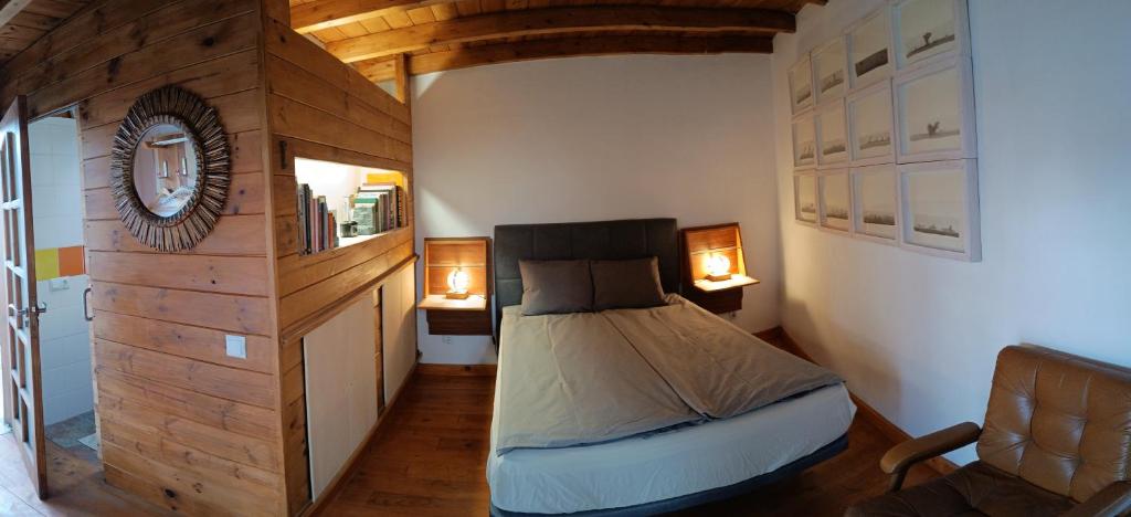 een slaapkamer met een bed en een klok aan de muur bij Tiny House: The Housje in Puerto de la Cruz
