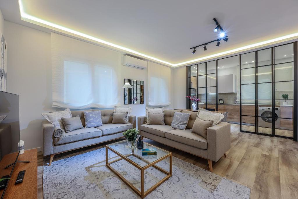 uma sala de estar com dois sofás e uma mesa em Jardines de Sabatini em Madri