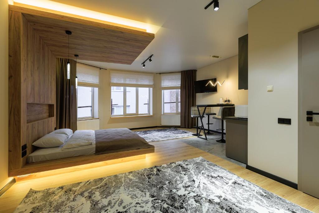 una camera con letto e scrivania di Discovery Garden apartments a Chmel'nyc'kyj
