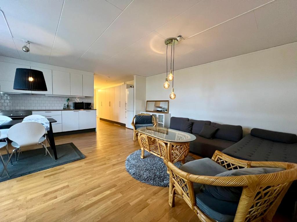 een woonkamer met een bank en een tafel bij Central lägenhet in Norrtälje