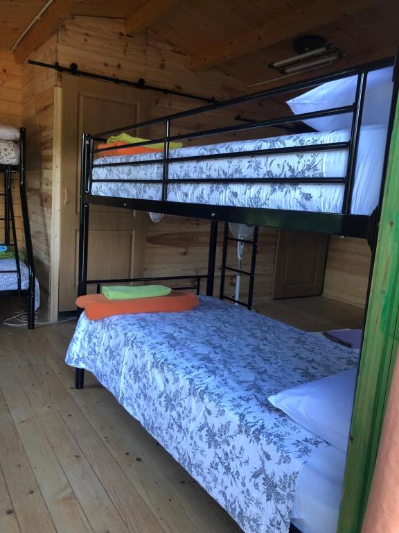 - une chambre avec des lits superposés dans une cabine dans l'établissement Refugi MARILLUNA, à Montblanquet