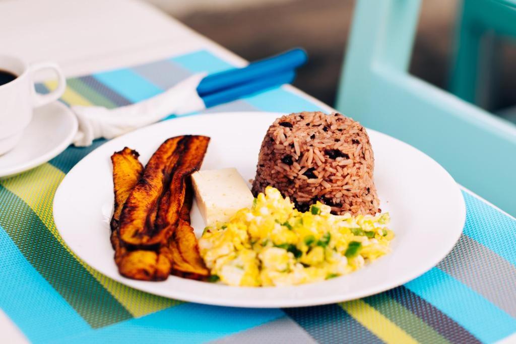 - un plateau de petit-déjeuner composé d'œufs, de bacon et de pain grillé dans l'établissement Hostal Eden, à Moyogalpa