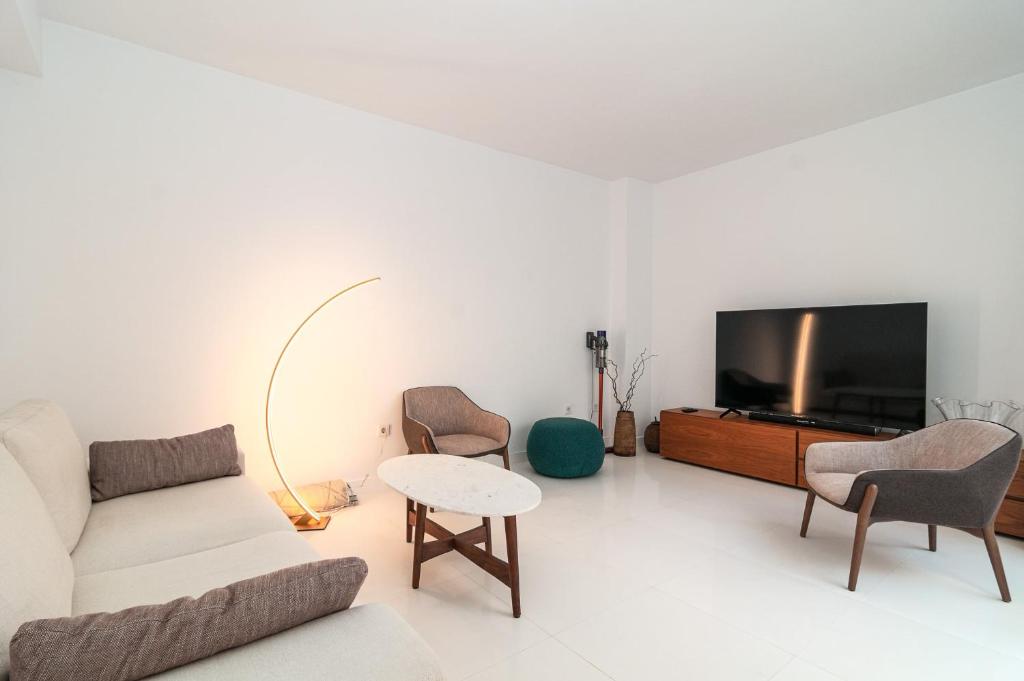Televízia a/alebo spoločenská miestnosť v ubytovaní Luxurious Apartment In Terrazas Del Duque
