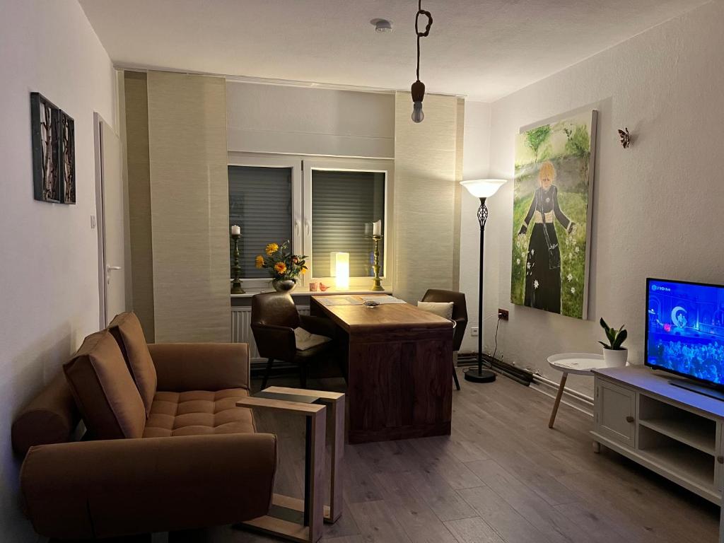 ein Wohnzimmer mit einem Sofa und einem TV in der Unterkunft Ney-Stay Ferienwohnung in Norderney