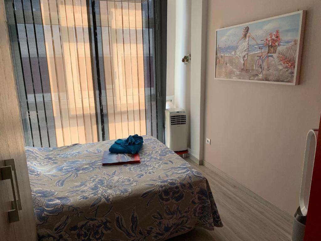 ラスパルマス・デ・グランカナリアにあるCasa a Medida - Smart Home - Canterasのベッドルーム(ベッド1台、窓付)