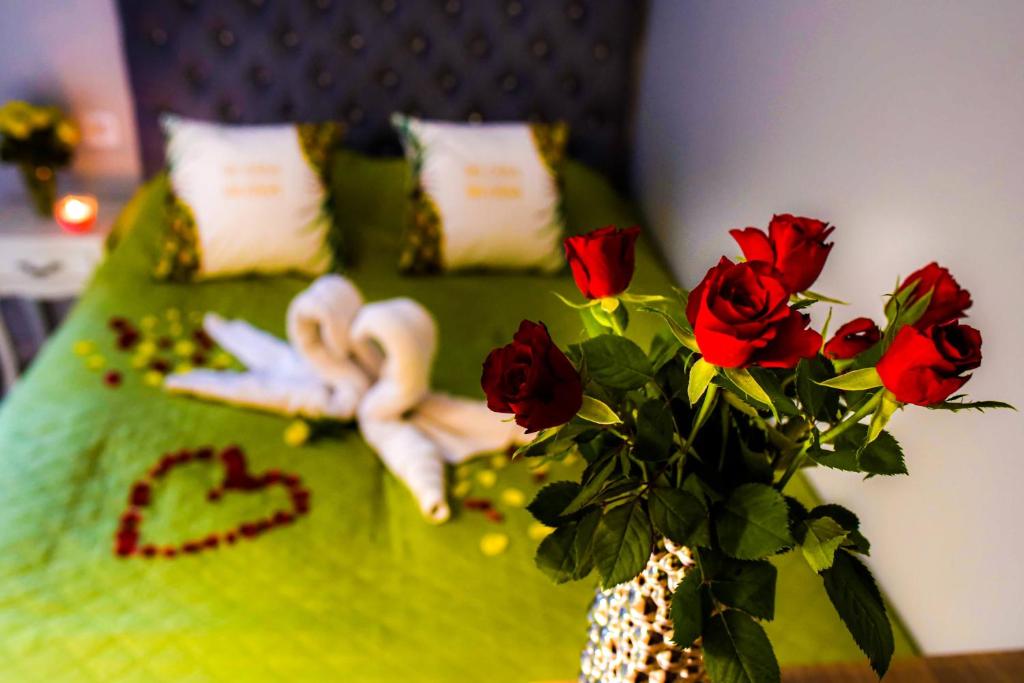 Postel nebo postele na pokoji v ubytování Hot Jacuzzi in Cracow