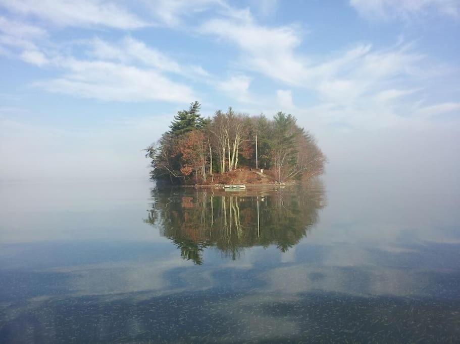 uma pequena ilha no meio de um lago em Eco-Island Resort:14 Private Acres, 5 Unique Stays em Monmouth