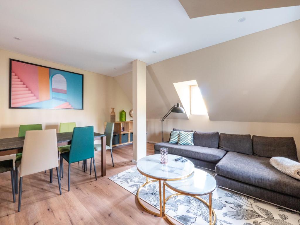 uma sala de estar com um sofá e uma mesa em Charmant Cocon au Neudorf em Estrasburgo