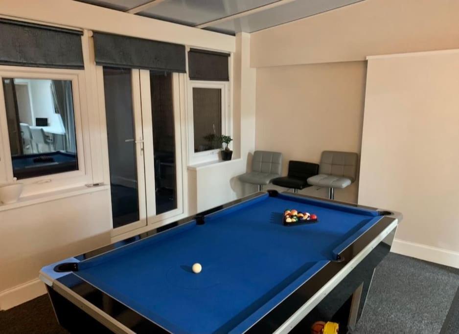 Zimmer mit Billardtisch in einem Zimmer in der Unterkunft Cheerful Two Bed Home, Free Parking & Pool Table in Middlesbrough