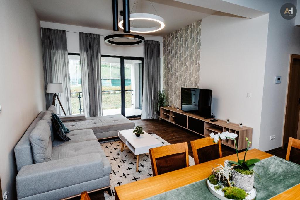 uma sala de estar com um sofá e uma mesa em AH Herberia em Košice