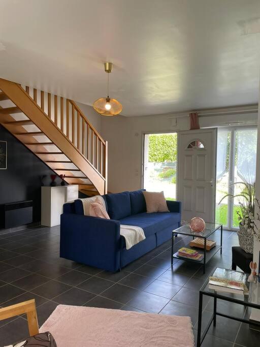 sala de estar con sofá azul y escalera en LA VAGUE - Brest - Lambezellec- 7 minutes des plages et du port, en Brest