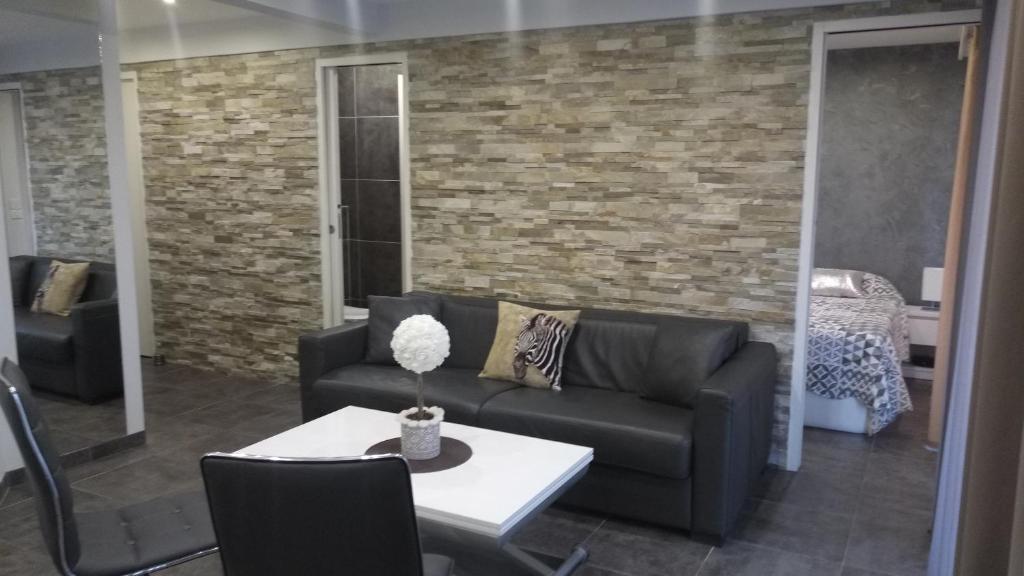 un salon avec un canapé et une table dans l'établissement Elegant F2 with all comforts in center of Cannes, à Cannes